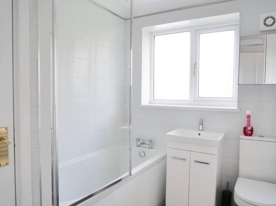 Cosy Four Bed Property With En-Suite Near To Nec Birmingham Airport And The City Kültér fotó